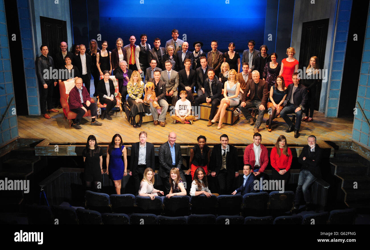 Gruppenfoto der Nominierten für die Olivier Awards 2013 mit MasterCard Gather auf der Bühne heute im Theatre Royal, Haymarket. Back Row Stage Standing L to R - Jon Morrell, Lee Curran, Nica Burns, Dawn Reid, Kyle Soller, Emma Turner, Marianela Nunez, Hattie Morahan, Stephen Boswell, Alex Gaumond, Bill Deamer, Hildegard Bechtler, Gareth Owen, Paul Chahidi, Jenny Tiramani, Adrian Sutton, Miriam Buether, Nick Payne, Toby Mitchell McLaughlin, Annette, Jacobs, Annette Alexandra Isaacs. Vordere Reihe Bühne sitzend L bis R - David Wood, Kim Poster, John Miller, Billie Piper, Elliot Davis, David Garrud, Stockfoto