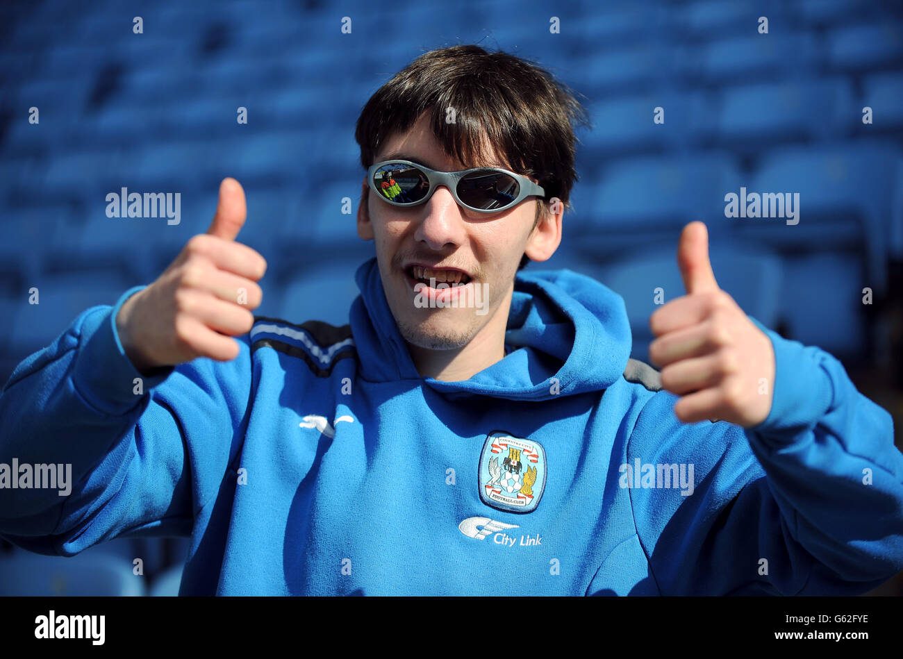 Fußball - npower Football League One - Coventry City / Brentford - Ricoh Arena. Ein Coventry City Fan auf den Tribünen Stockfoto