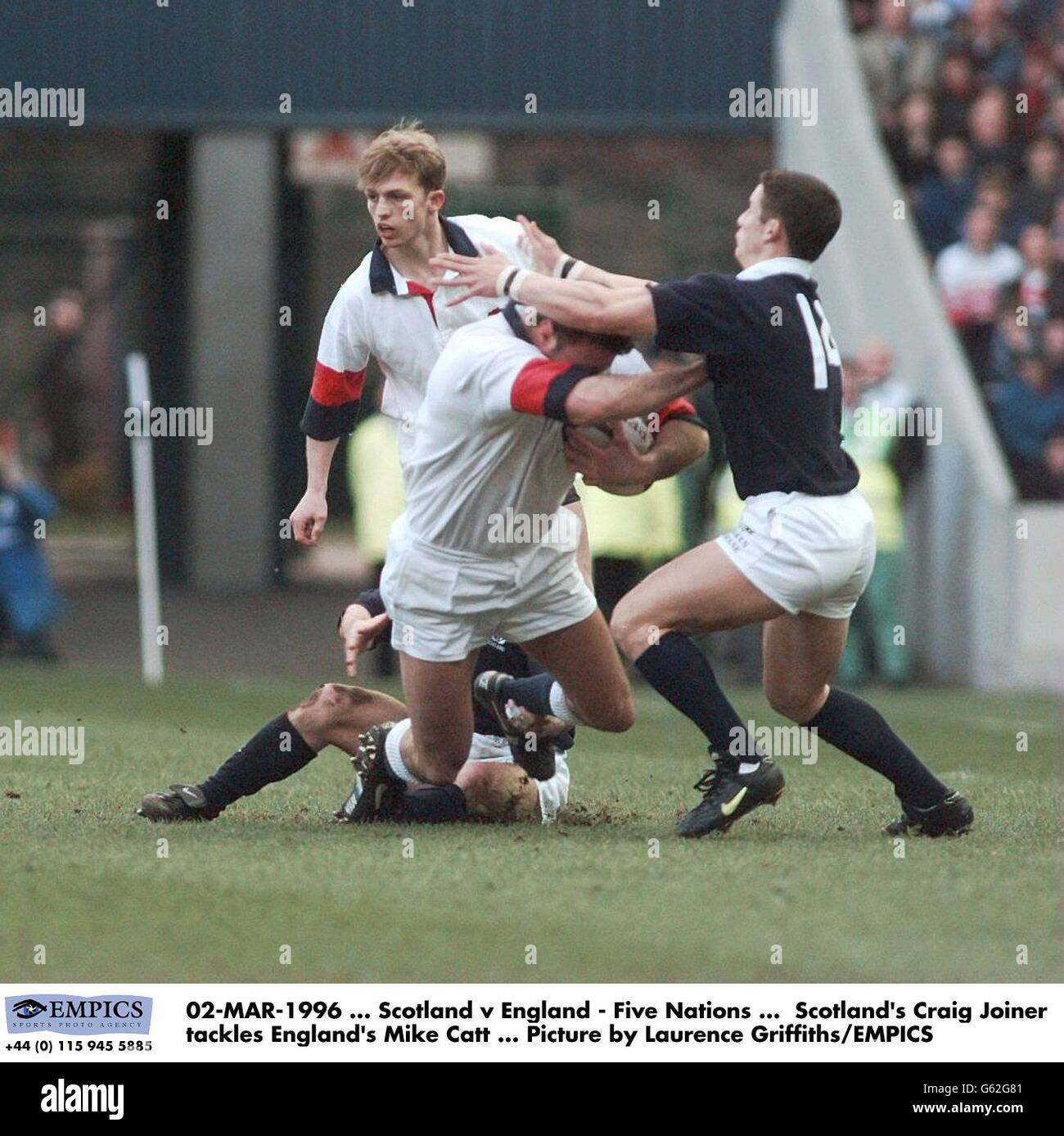 02-MAR-1996, Schottland gegen England - Five Nations, Scotland's Craig Joiner befasst sich mit Englands Mike Catt, Picture by Laurence Griffiths/EMPICS Stockfoto