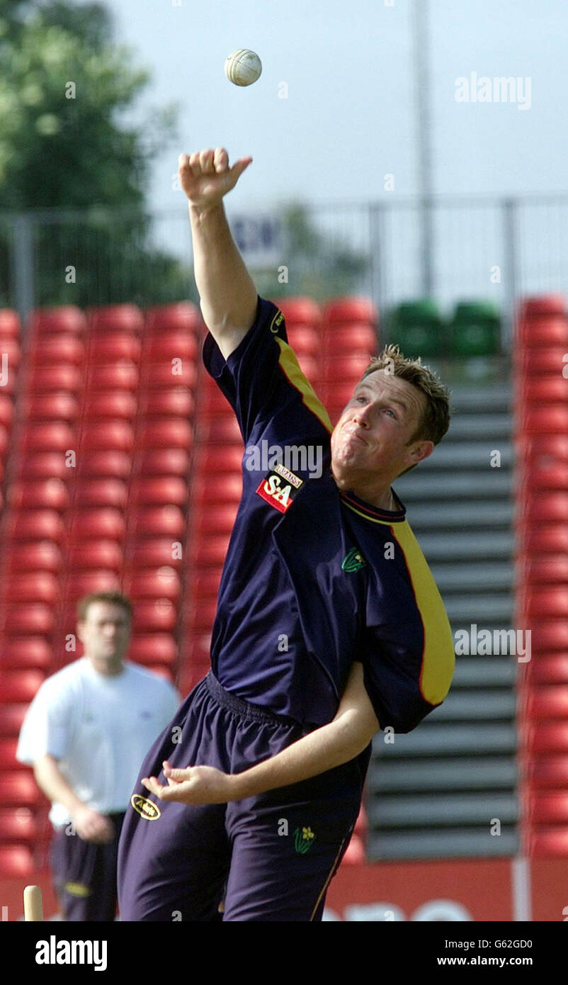 Robert Croft von Glamorgan beim Kegeln in den Netzen in Sophia Gardens, Cardiff. Glamorgan führte die Norwich Union League Division One aus Worcestershire um sechs Punkte an und ein Sieg gegen Kent in Canterbury am 15. September würde den Titel garantieren. Stockfoto