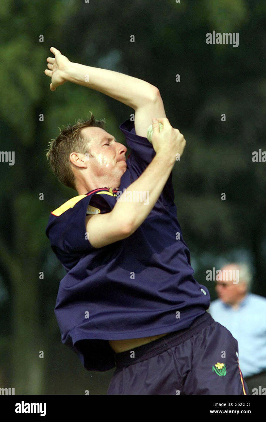 Robert Croft von Glamorgan beim Kegeln in den Netzen in Sophia Gardens, Cardiff. Glamorgan führte die Norwich Union League Division One aus Worcestershire um sechs Punkte an und ein Sieg gegen Kent in Canterbury am 15. September würde den Titel garantieren. Stockfoto