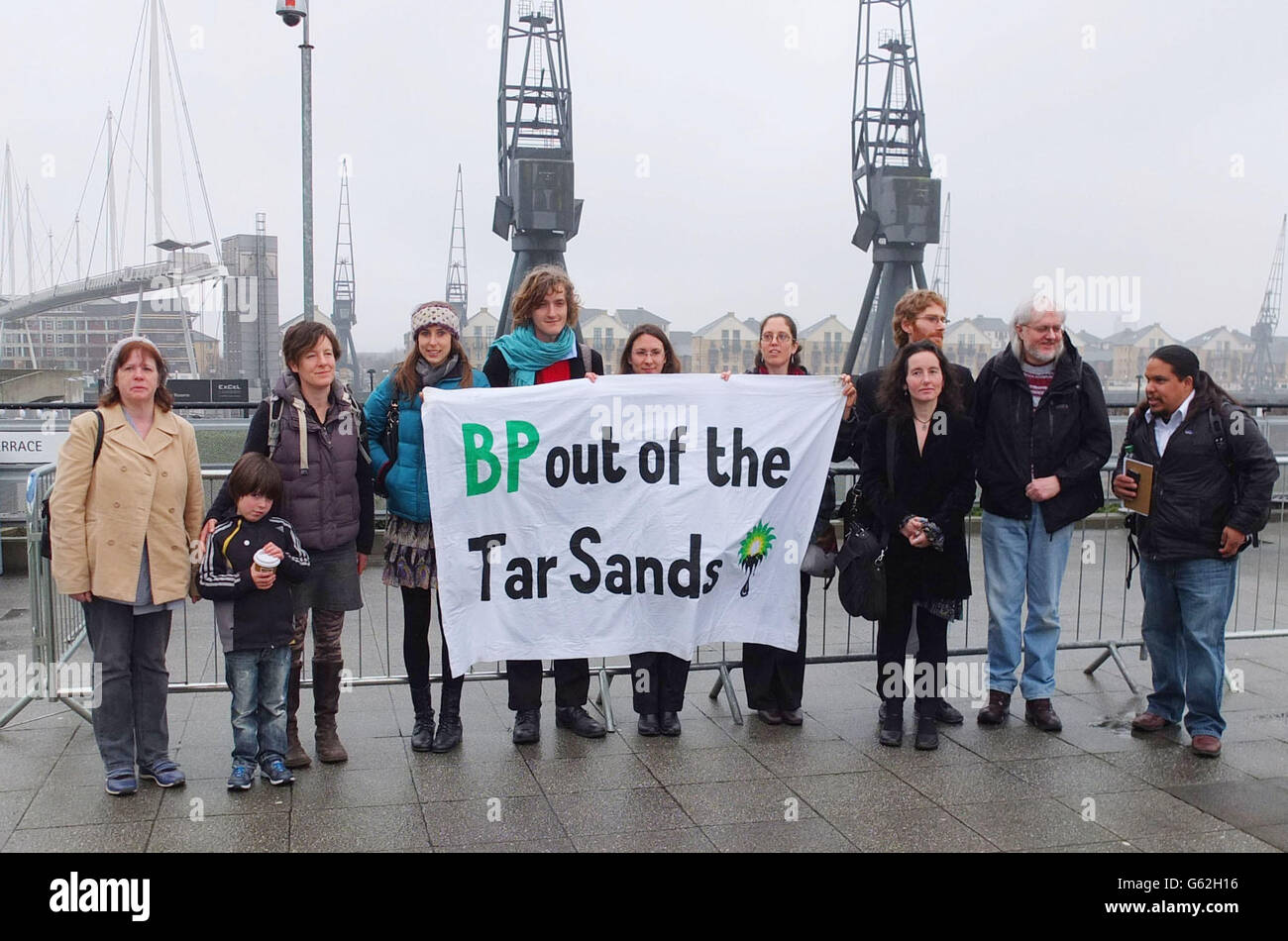 Demonstranten aus dem britischen Tar Sands-Netzwerk vor der Jahreshauptversammlung von BP plc im Londoner Excel-Konferenzzentrum in Docklands. Stockfoto