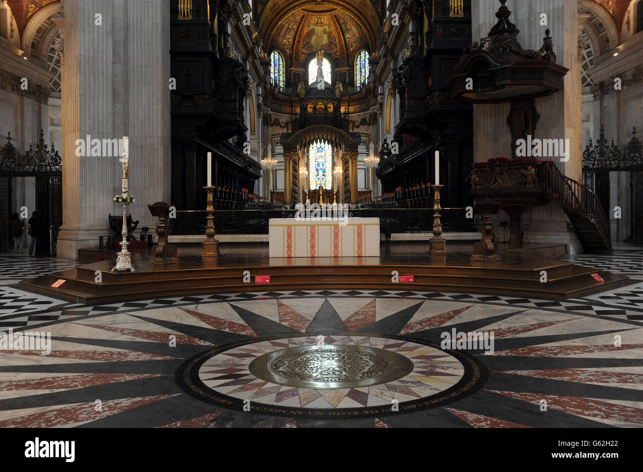 Eine allgemeine Ansicht des Altars in der St. Paul's Cathedral, London, vor der Beerdigung von Baroness Margaret Thatcher. Stockfoto