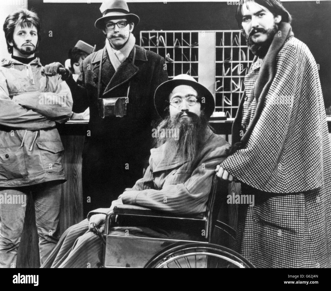Die Beatles in Verkleidung während der Dreharbeiten zu ihrem Film Help! (l-r) Ringo Starr, Paul McCartney, John Lennon und George Harrison. Stockfoto