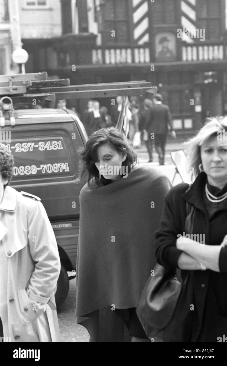 Maureen Starkey, Ex-Frau von Beatle Ringo Starr, am High Court, wo sie ihre Anwälte wegen fahrlässiger Behandlung ihrer Angelegenheiten im Scheidungsverfahren des Paares im Jahr 1975 verklagt. Stockfoto