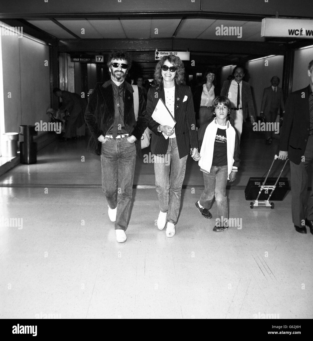 Der ehemalige Beatles-Schlagzeuger Ringo Starr mit seiner Schauspielerin Frau Barbara Bach und ihrem Sohn Johnny am Londoner Flughafen Heathrow, als sie aus Los Angeles zurückkehrten, wo der Sänger und Schlagzeuger über sein neues Album sprach. Stockfoto