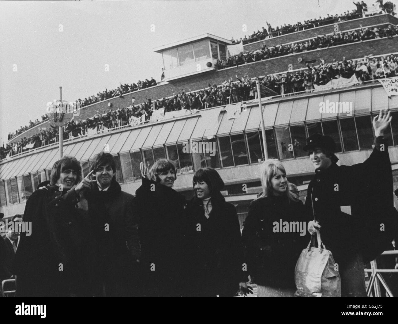 Mehr als 2,000 Jugendliche in den Zuschauergalerien schreien ihre Abschiede zu den Beatles, die sie am Flughafen London sehen, als sie nach Österreich aufmachten, um ihre Dreharbeiten an ihrem zweiten Film fortzusetzen. (Von links) George Harrison, Paul McCartney, Ringo Starr mit seiner Braut Maureen und John Lennon mit seiner Frau Cynthia. Stockfoto