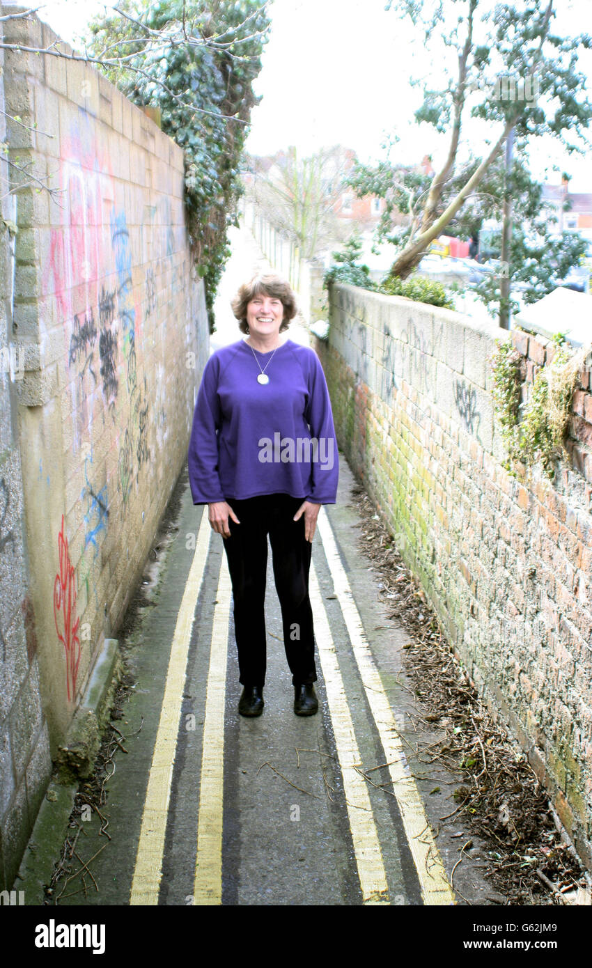 Die ortsansässige Liz Adams steht in der Gasse 1.4 Meter breit in Swindon, die zwei Sätze von doppelten gelben Linien gemalt hat. Stockfoto