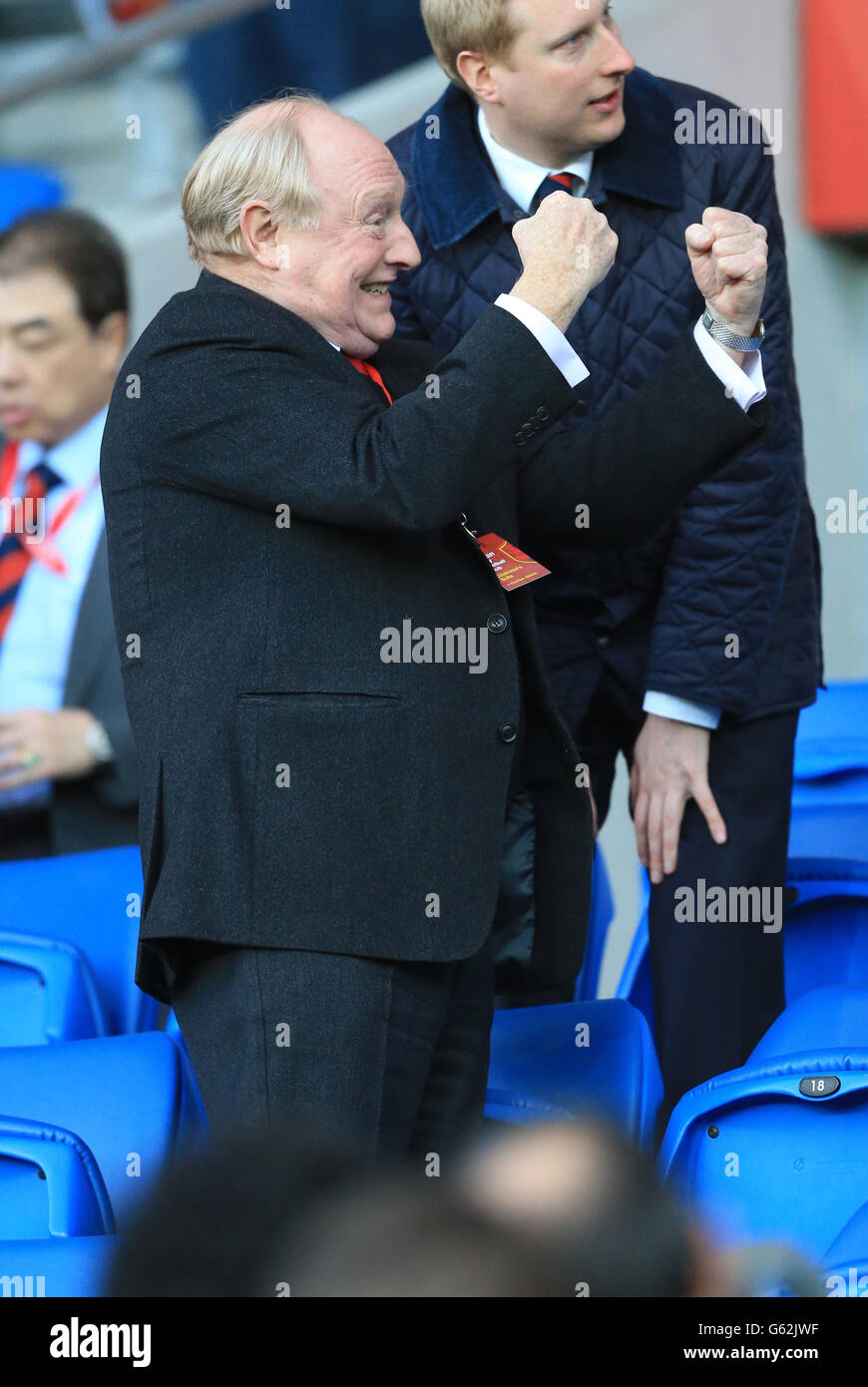 Fußball - npower Football League Championship - Cardiff City / Charlton Athletic - Cardiff City Stadium. Der ehemalige Labour-Führer Neil Kinnock sieht von den Tribünen Stockfoto