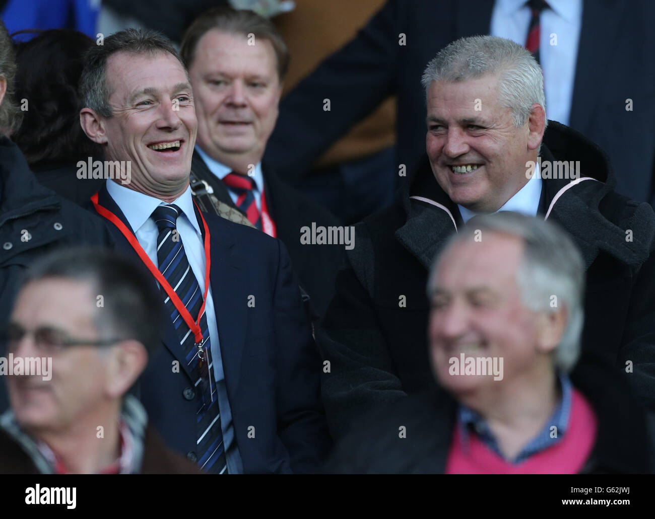 Der Rugby-Union-Trainer Rob Howley aus Wales und der britische Lions-Trainer Warren Gatland stehen im Cardiff City Stadium, Cardiff, an der Npower Football League Championship. Stockfoto