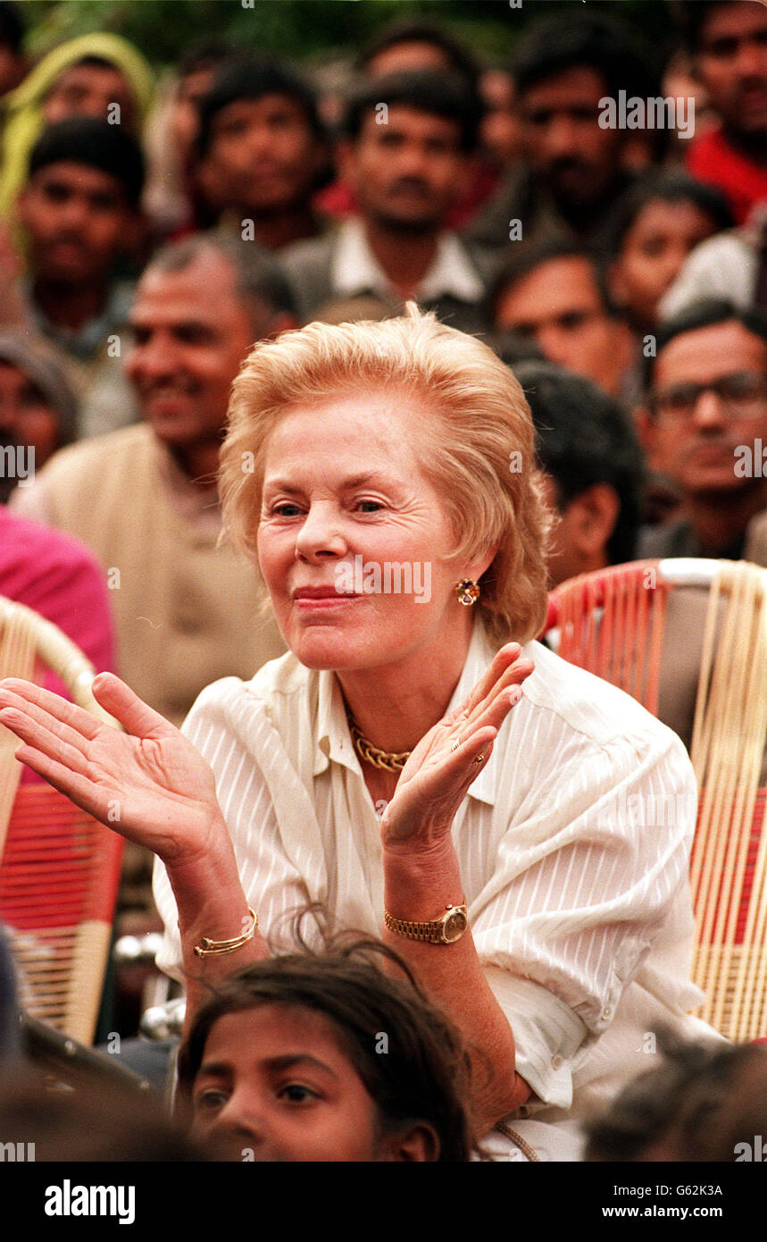 Die Herzogin von Kent applaudiert bei ihrem Besuch im Dorf Bikna im Bezirk Mirzapur in Uttar Pradesh, Indien, zum 50. Jahrestag von UNICEF. Stockfoto