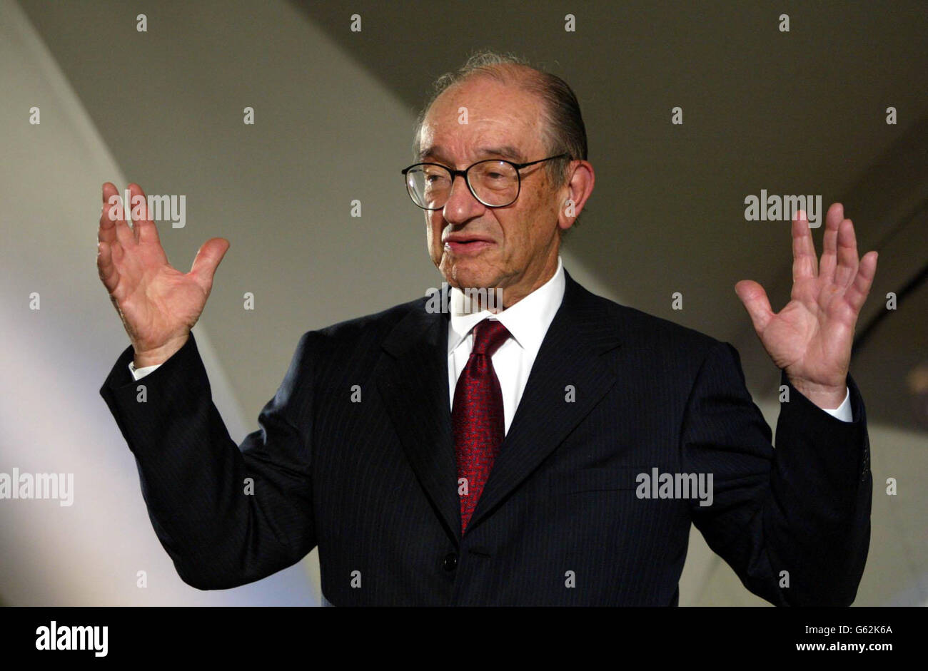 Dr. Alan Greenspan, Vorsitzender der US Federal Reserve, spricht mit Mitgliedern der Society of Business Economists der Bank of England im Zentrum von London. In seiner Rede sagte Greenspan, dass die Regierungen die Offenlegung auf den Märkten für rezeptfreie Derivate nicht regulieren sollten, da dies die Innovation ersticken und die Märkte weniger effizient machen würde. Stockfoto