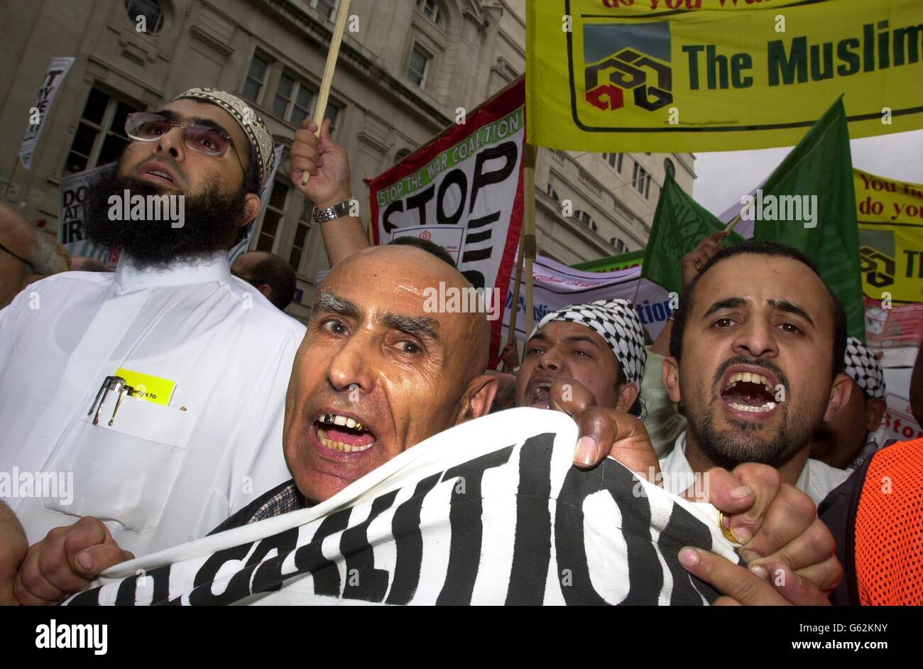 Der Stop the war Coalition marsch in Embankment, im Zentrum von London die Demonstranten lehnen die geplante Militäraktion gegen den Irak durch US-Präsident George Bush und den britischen Premierminister Tony Blair ab. Stockfoto