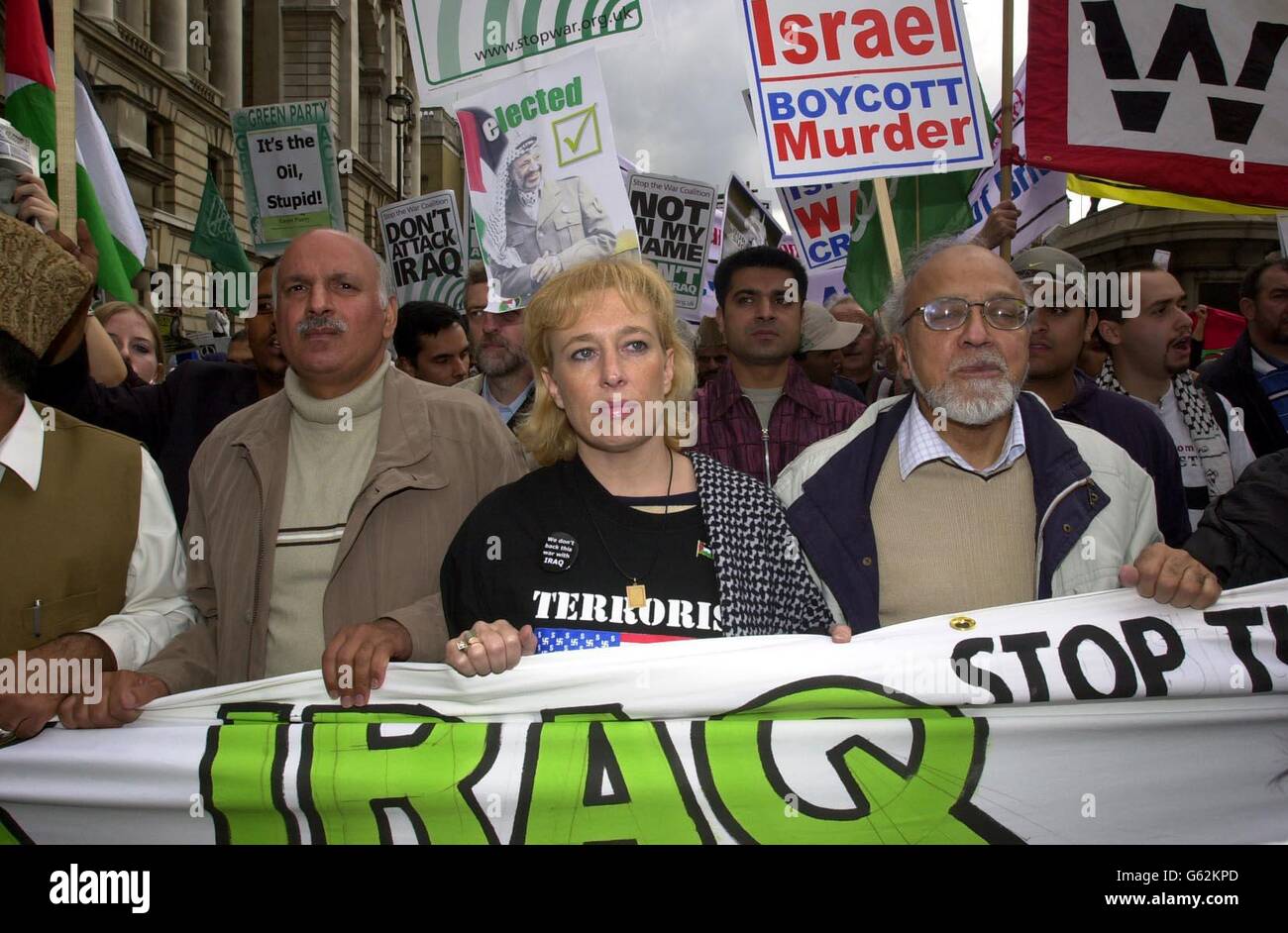 Der Stop the war Coalition marsch in Embankment, Zentral-London. Die Demonstranten lehnen die von US-Präsident George Bush und dem britischen Premierminister Tony Blair vorgeschlagene Militäraktion gegen den Irak ab. Stockfoto