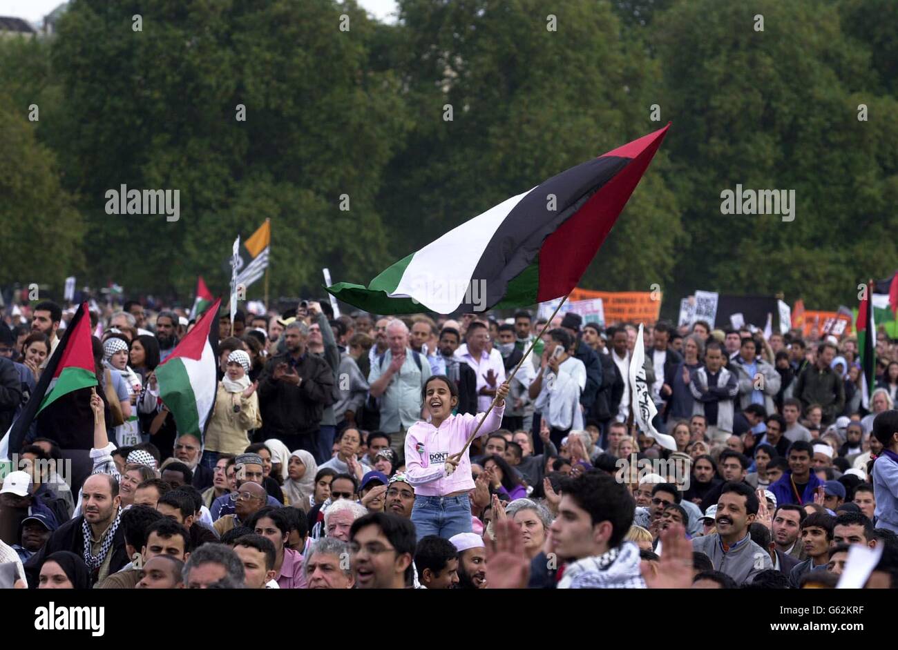 Die Menge bei der Peace Rally im Londoner Hyde Park. Schätzungsweise 150,000 Menschen kamen heute in das Zentrum Londons, um gegen den Krieg gegen den Irak zu protestieren, was die Organisatoren behaupteten, die größte Demonstration dieser Art in Großbritannien zu sein. * Sie bestanden darauf, dass mehr als 350,000 Demonstranten an der Kundgebung teilnahmen, aber die Polizei gab die offizielle Zahl auf etwa 150,000 an. Stockfoto