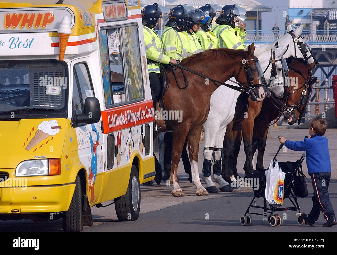 Bewaffnete Polizei erhöhen die Sicherheit zu Beginn der Labour Party Konferenz in Blackpool. Stockfoto
