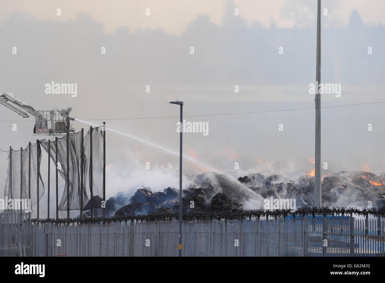 Feuerwehrleute kämpfen gegen einen Brand in der Papierfabrik Smurfit Kappa  in Nechells, Birmingham, wo Zehntausende Tonnen Karton voraussichtlich  tagelang brennen werden Stockfotografie - Alamy