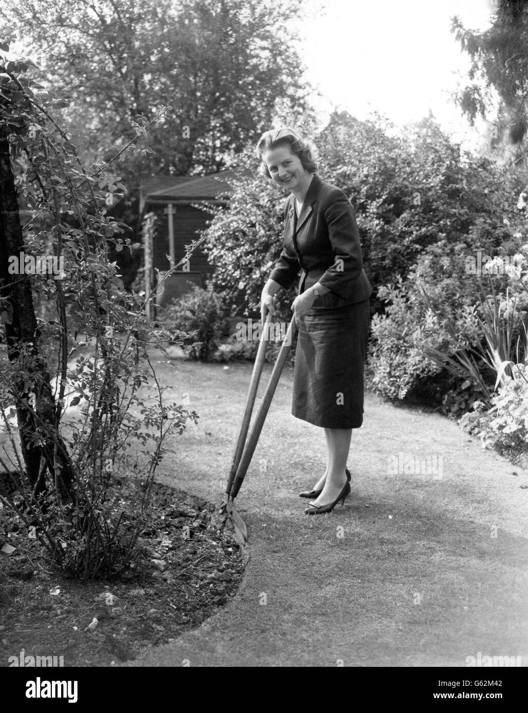 Margaret Thatcher, konservative Kandidatin für Finchley, gärtnerisch in ihrem Haus in Farnborough, Kent. Stockfoto