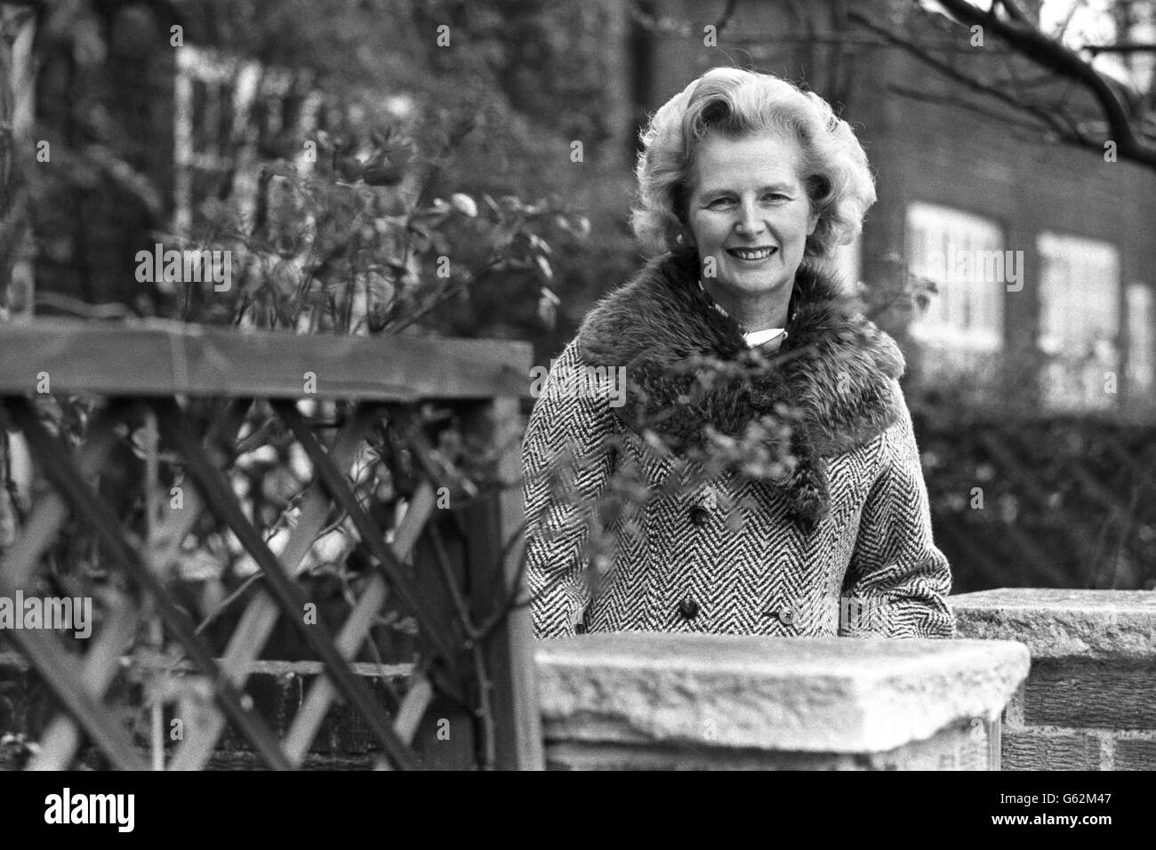 Neue Vorsitzende der Konservativen Partei Margaret Thatcher an ihrem Gartentor. Stockfoto