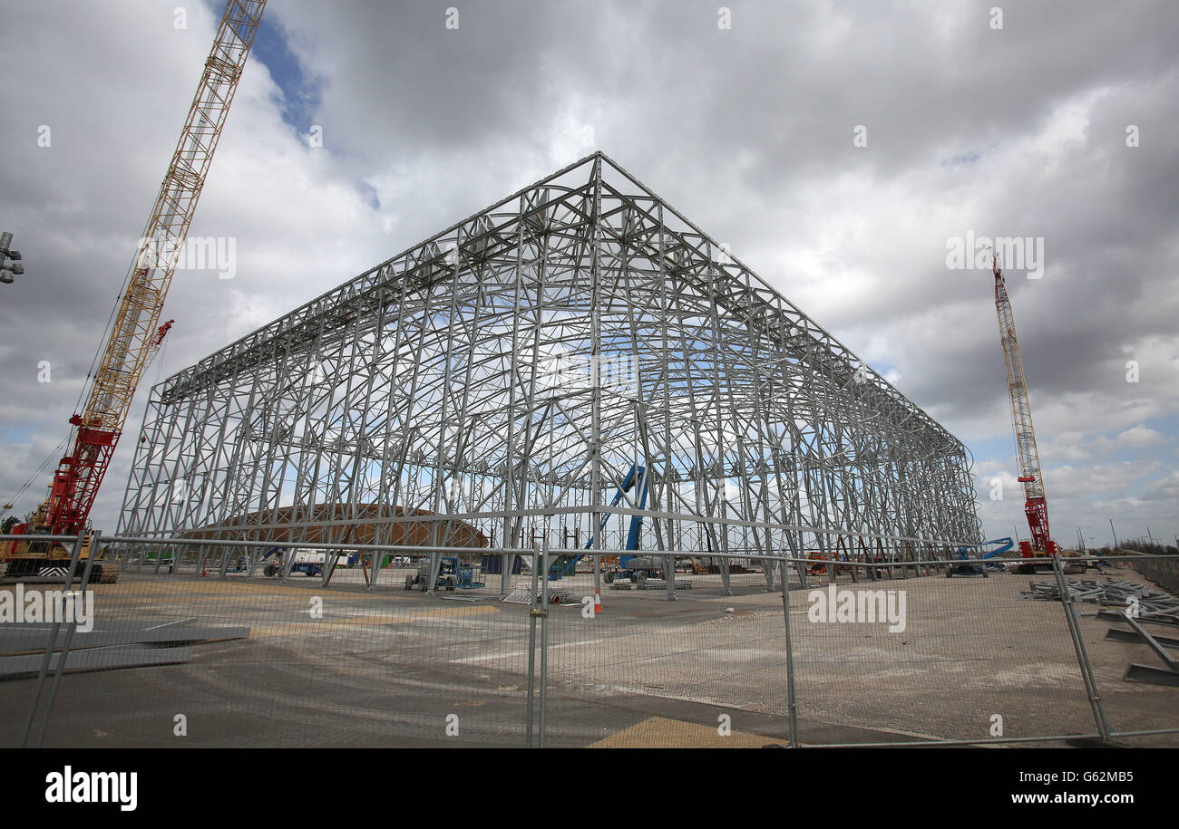 Der Rahmen für die Basketball-Arena, die im Rahmen der Bauarbeiten nach den Olympischen Spielen in London im Queen Elizabeth Olympic Park, London, abgenommen wird. Stockfoto