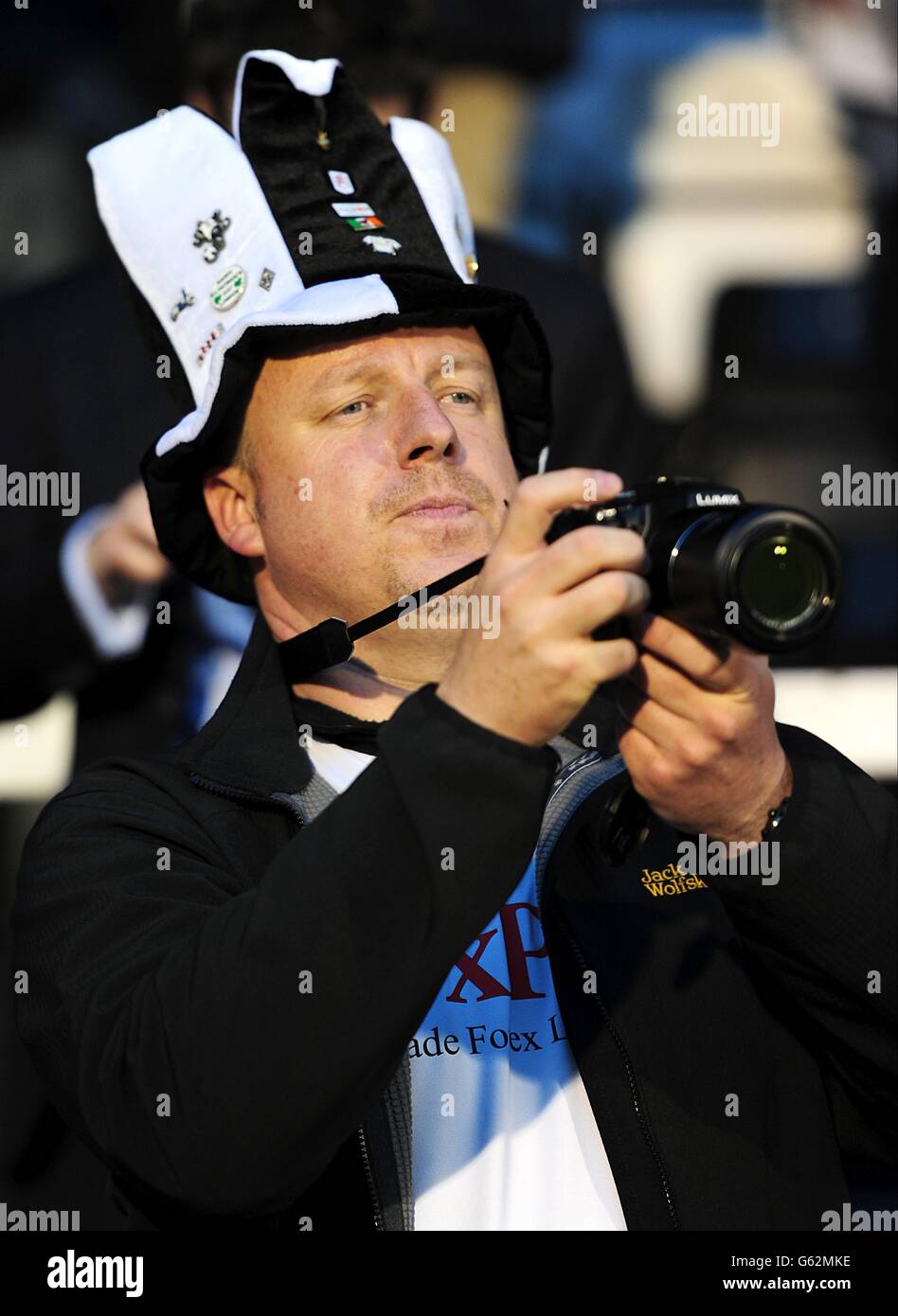 Fußball - Barclays Premier League - Fulham gegen Chelsea - Craven Cottage. Ein Fulham-Fan fotografiert auf den Tribünen Stockfoto