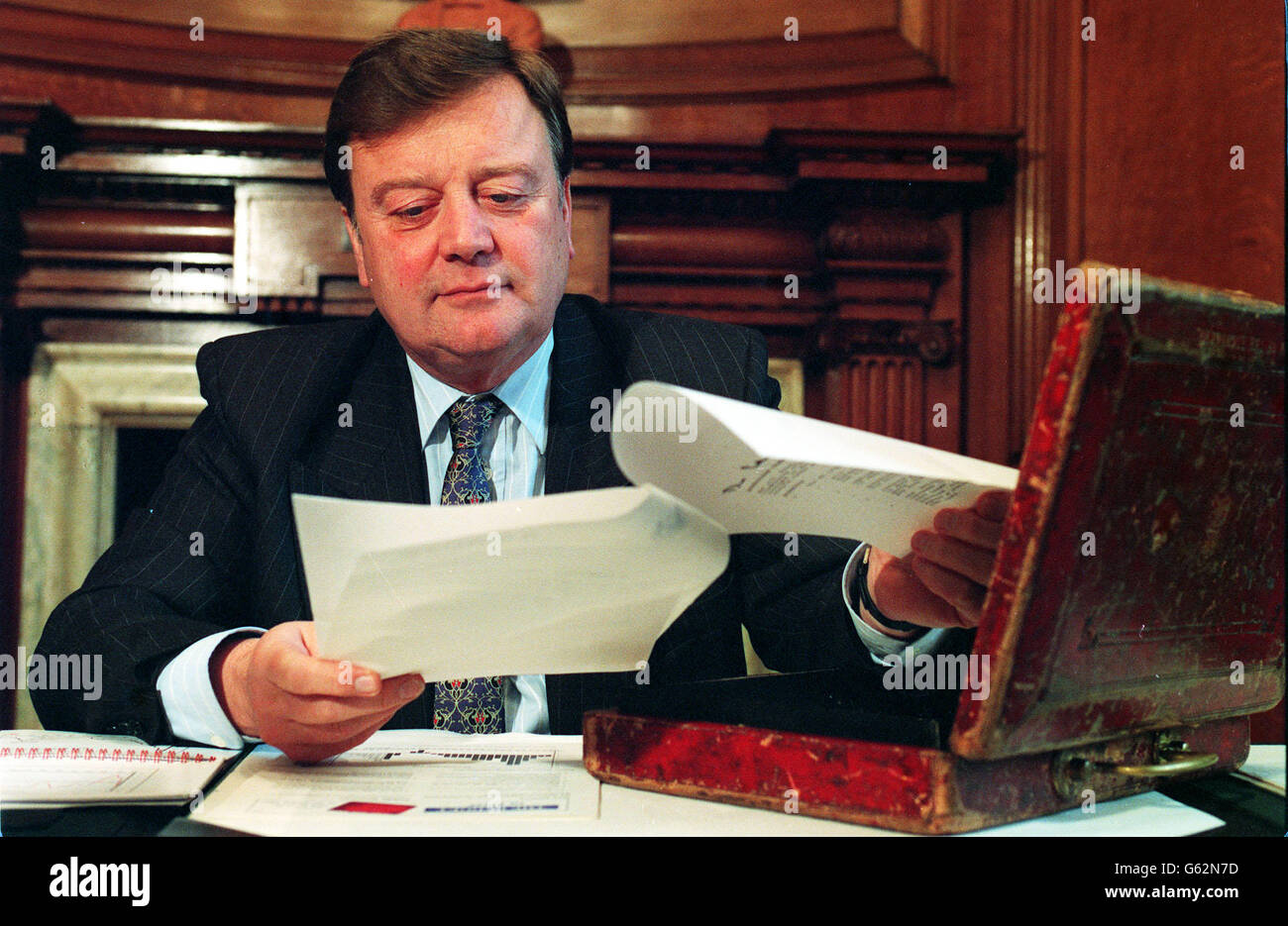 Schatzkanzler Kenneth Clarke, mit der berühmten Budgetbox in seinem Büro an der Schatzkammer. Er wird den Haushalt dem Unterhaus in wenigen Tagen vorlegen. Stockfoto