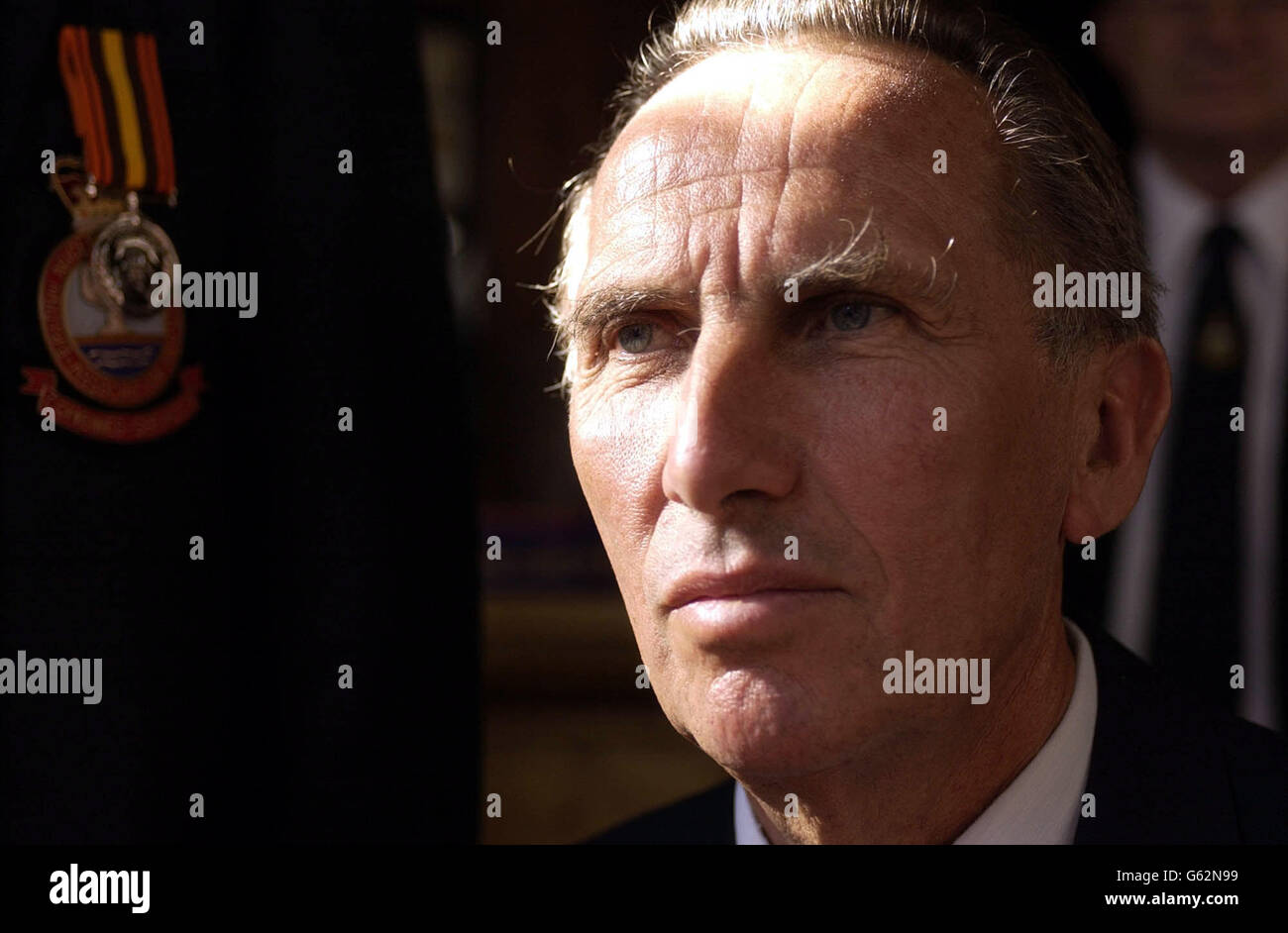 Gordon Laws, ein 65-jähriger Ex-RAF-Veteran aus Brighton, reflektiert, nachdem er vor der Downing Street in London gegen die angebliche Provarikation des Verteidigungsministeriums bei der Gewährung von Renten an die Tierärztinnen von Atomtests protestiert hatte. * Veteranen aus dem ganzen Land versammelten sich in Whitehall, um am 50. Jahrestag des ersten britischen Ataomic-Tests vor der australischen Küste zu demonstrieren. Stockfoto