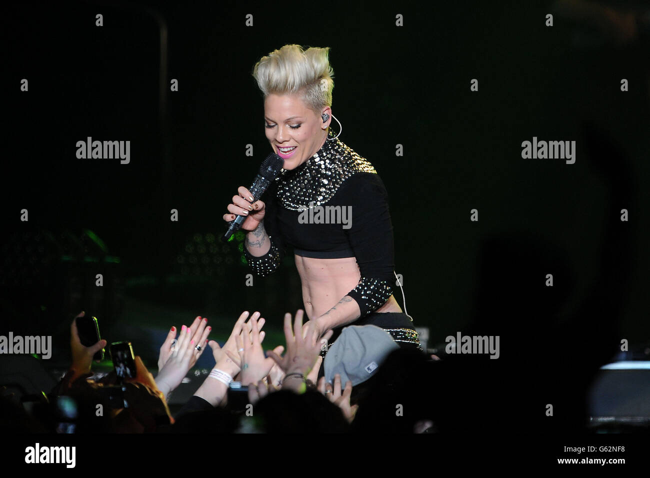 Rosa Konzert - Birmingham. Pink tritt auf der Bühne der LG Arena in Birmingham auf. Stockfoto