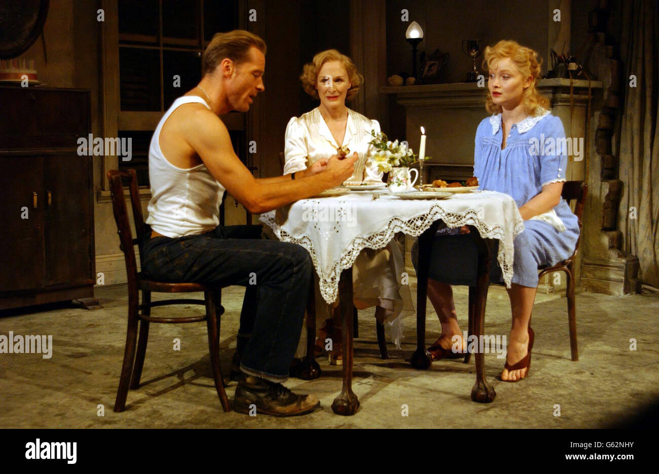 DIE US-Schauspielerin Glenn Close auf der Bühne mit Ian Glen und Essie Davis während der Proben für Tennessee Williams' 'A Street Car Named Desire' im Lyttleton Theater. Stockfoto