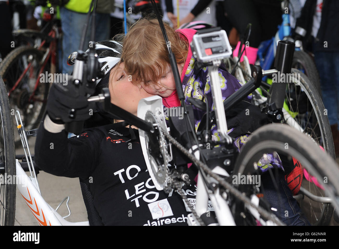 Claire Lomas gibt Tochter Maisie einen Kuss, als sie von der Nottingham Trent University aufbricht, um das Äquivalent eines Marathons pro Tag mit dem Handrad zu absolvieren. Als Teil ihrer Herausforderung, 400 Meilen durch das Vereinigte Königreich zu radeln, mit dem Ziel, Geld durch JustTextGiving von Vodafone unter Verwendung ihres einzigartigen Textcodes, LEGS60, zu sammeln. Stockfoto