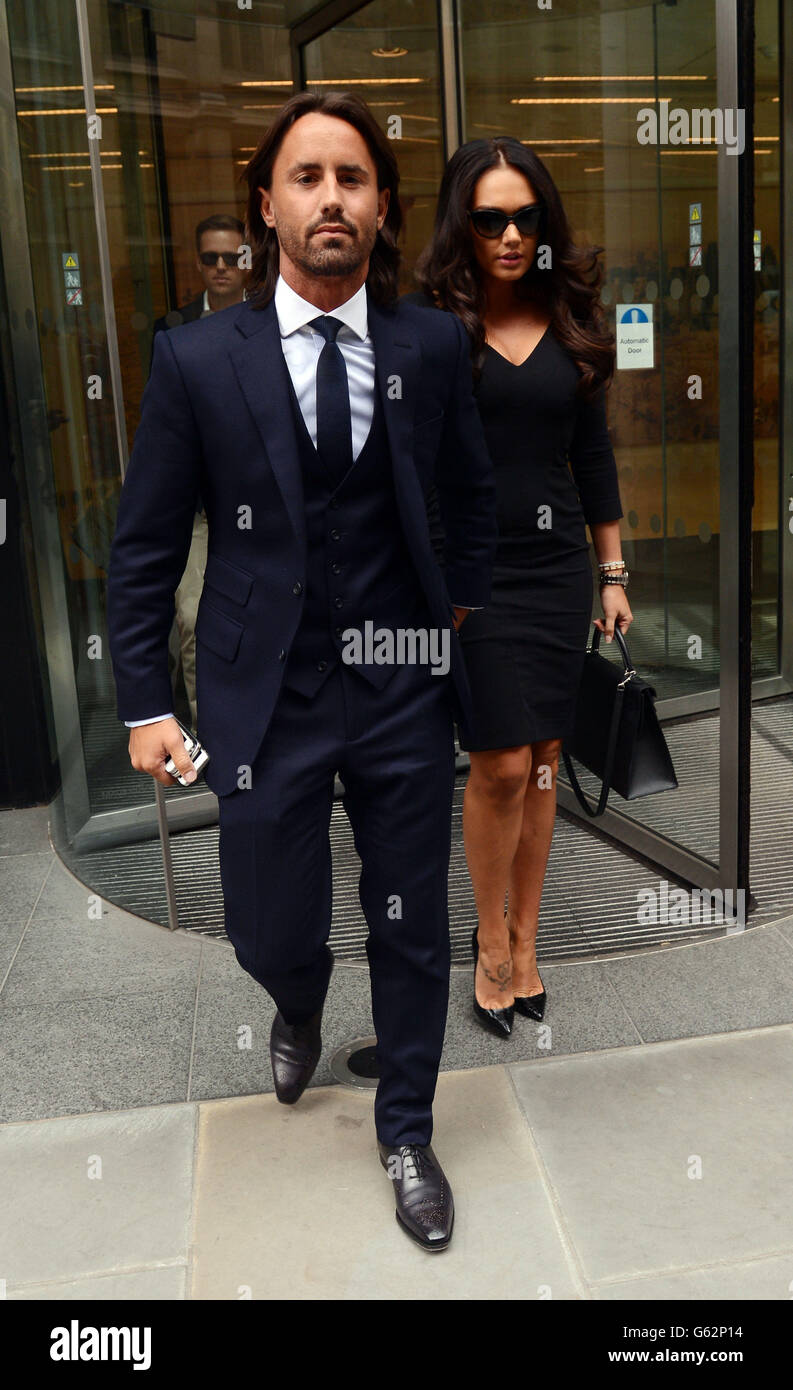 Tamara Ecclestone verlässt heute den High Court in London mit Jay Rutland, wo sie einen Ex-Freund verklagt, der versucht hat, sie zu erpressen. Stockfoto