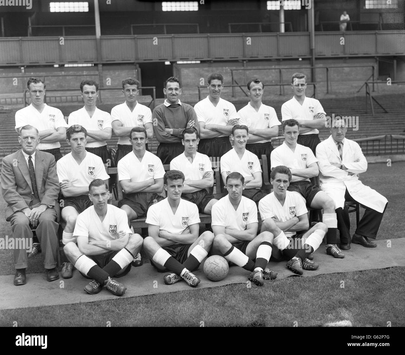 Spieler und Beamte des Derby County Football Club. (Hintere Reihe, von links) Geoff Barrowcliffe, Albert Mays, Ray Young, Ken Oxford, Mike Smith, Tony Conwell und Frank Upton. (Mitte, von links) Manager Harry Story, Ray Swallow, Jack Parry, Johhny Hannigan, George Darwin, Peter Thompson und Trainer Ralph Hann. (Vordere Reihe, von links) Tommy Powell, Glynn Davies, Dave Cargill und Gordon Brown. Stockfoto