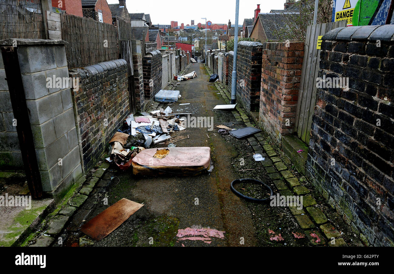 Verlassene Möbel und allgemeiner Müll sitzen vor verlassenen Häusern im Cobridge-Gebiet von Stoke-on-Trent, Staffordshire, die vom council für 1 £verkauft werden. Stockfoto