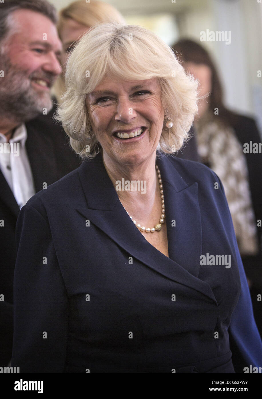 Herzogin von Cornwall bei ihrem Besuch in einem Gemeinschaftszentrum, das vom Elmbridge Borough Council in Cobham, Surrey, geleitet wird, wo sie die Bedeutung des Essens auf Rädern durch den Elmbridge council hervorhob. Stockfoto