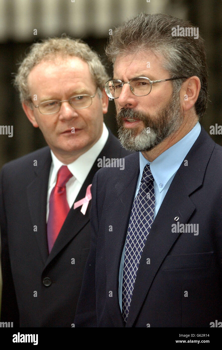 Sinn Feins Gerry Adams (rechts) und Martin McGuinness kommen in Downing Street, London, zu einem Treffen mit Premierminister Tony Blair über die Situation in Nordirland an. Gerry Adams wies Forderungen nach der sofortigen Auflösung der IRA als Wunschdenken ab. Stockfoto