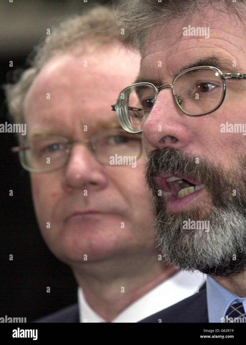 Sinn Feins Gerry Adams (rechts) und Martin McGuinness kommen in Downing Street, London, zu einem Treffen mit Premierminister Tony Blair über die Situation in Nordirland an. Gerry Adams wies Forderungen nach der sofortigen Auflösung der IRA als Wunschdenken ab. Stockfoto