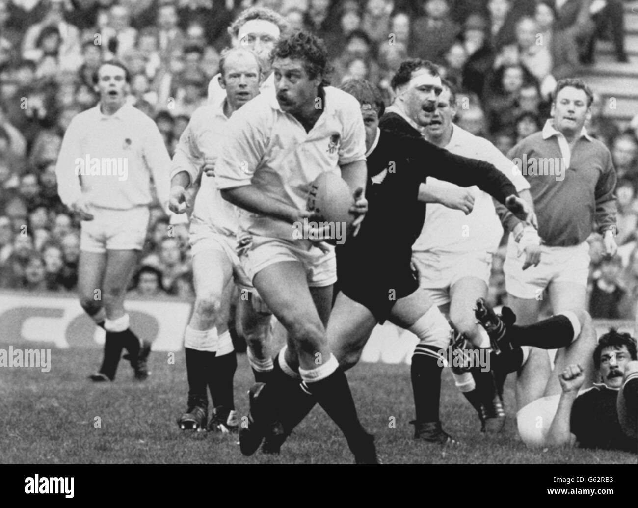 Der englische Stürmer John Scott bricht mit dem Ball während des Rugby Union-Internationals gegen die neuseeländischen All Blacks in Twickenham. Stockfoto