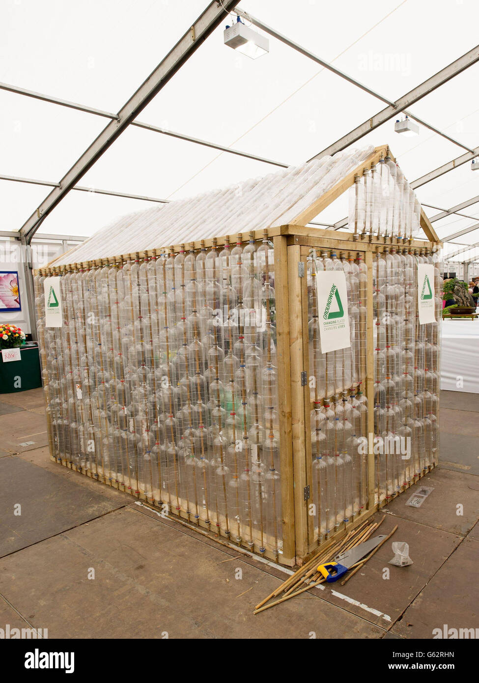 Plastikflaschen Gewächshaus. Ein Gewächshaus aus Plastikflaschen, das auf der Harrogate Spring Flower Show durch Bodenarbeiten geschaffen wurde. Stockfoto