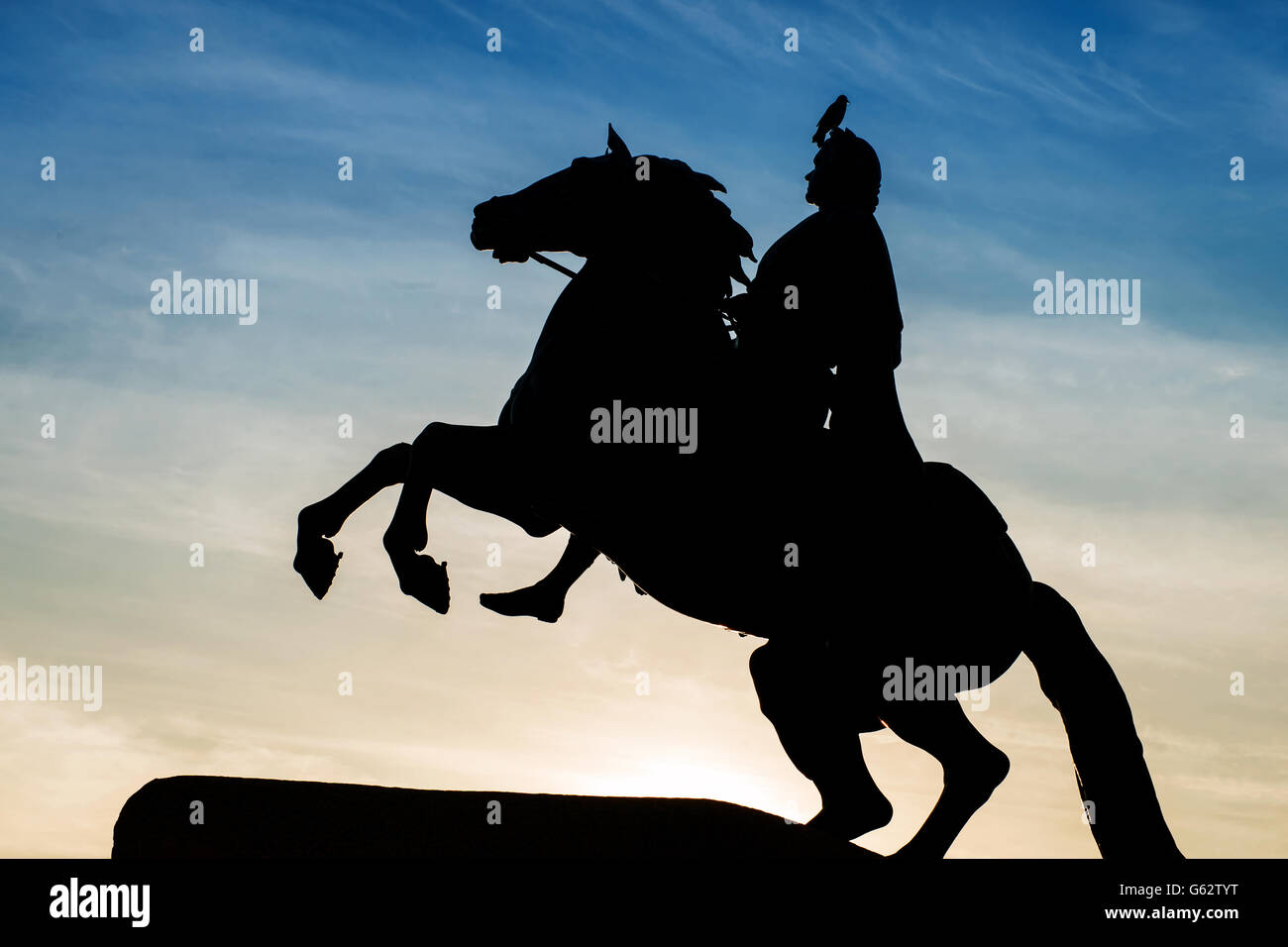 Peter das große Denkmal, der eherne Reiter. Silhouette gegen den Himmel der Dämmerung mit Krähe drauf. St. Petersburg, Russland Stockfoto