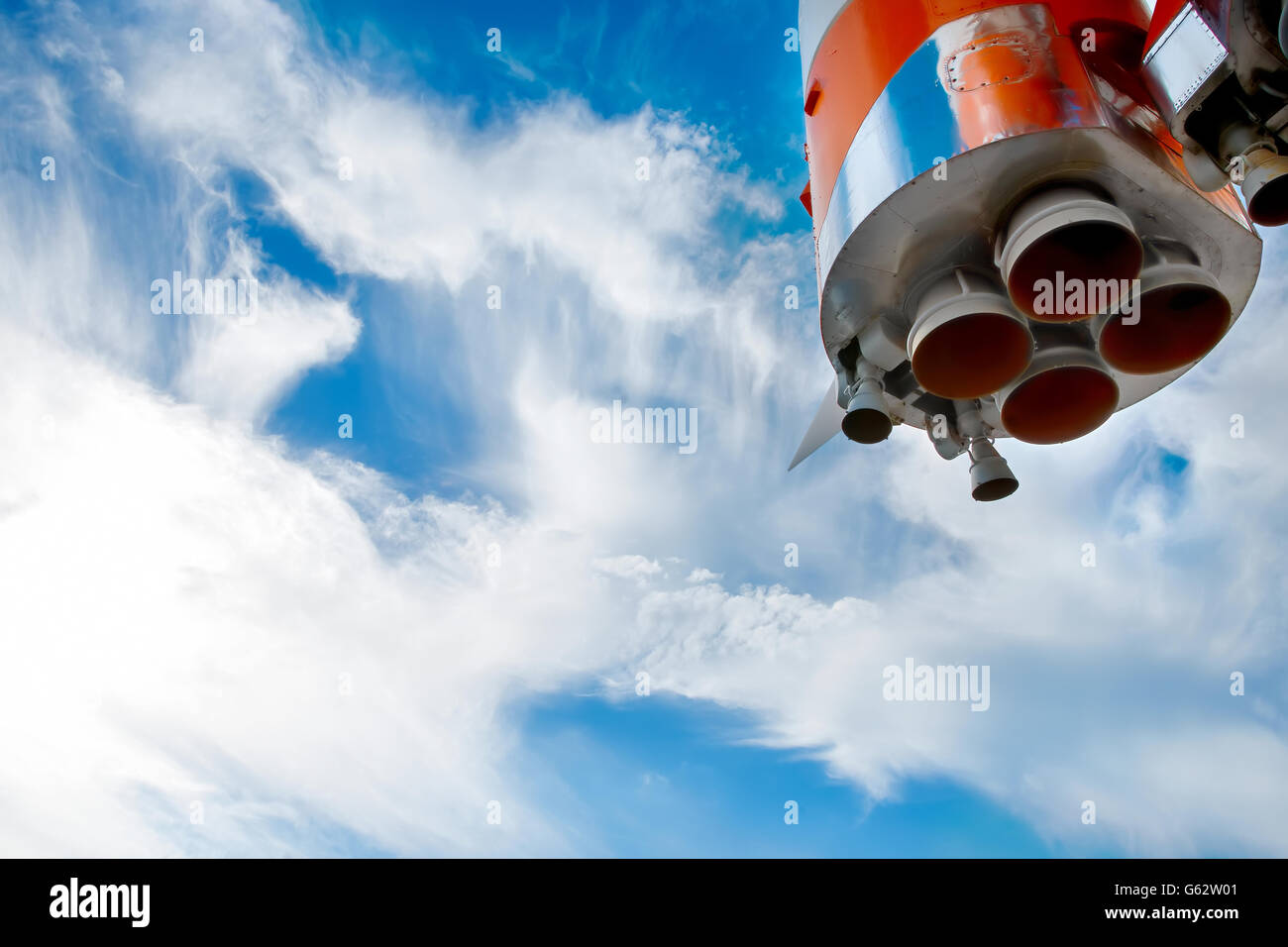Raum Rakete Maschine Düsen gegen die hellen Stimmungsvoller Himmel mit textfreiraum drauf Stockfoto