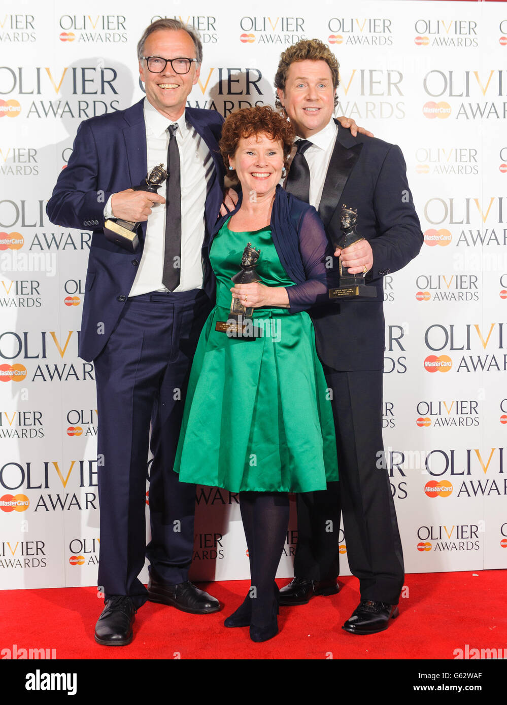 Jonathan Kent (links) Gewinner des „Best Musical Revival“ mit Gewinner des „Best Actor in a Musical“ Michael Ball und Gewinner des „Best Actress in a Musical“ Imelda Staunton im Presseraum bei den Olivier Awards 2013, im Royal Opera House, in Covent Garden, im Zentrum von London. Stockfoto