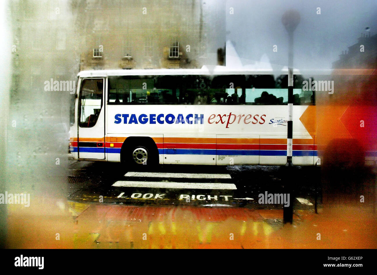 Ein 'Stagecoach Express' Bus fährt an einem regnerischen Tag in Edinburgh, Schottland, vorbei. Die Aktien von Stagecoach sind heute um fast 30 % gesunken, nachdem das britische Transportunternehmen davor gewarnt hatte, dass die schlechte Leistung von Coach USA die Gruppengewinne beeinträchtigen würde. * Stagecoach, das in den USA Reisebusse, Busse und Taxis betreibt, sagte, dass der Handel mit dem zunehmend wettbewerbsorientierten Markt weiterhin schwierig sei. Die Stadt wurde vor ihren Zwischenzahlen aktualisiert und es wurde gesagt, dass die Gesamteinnahmen für die gleichen Werte in den fünf Monaten bis September 30 um 7.2 % gesunken sind. Stockfoto