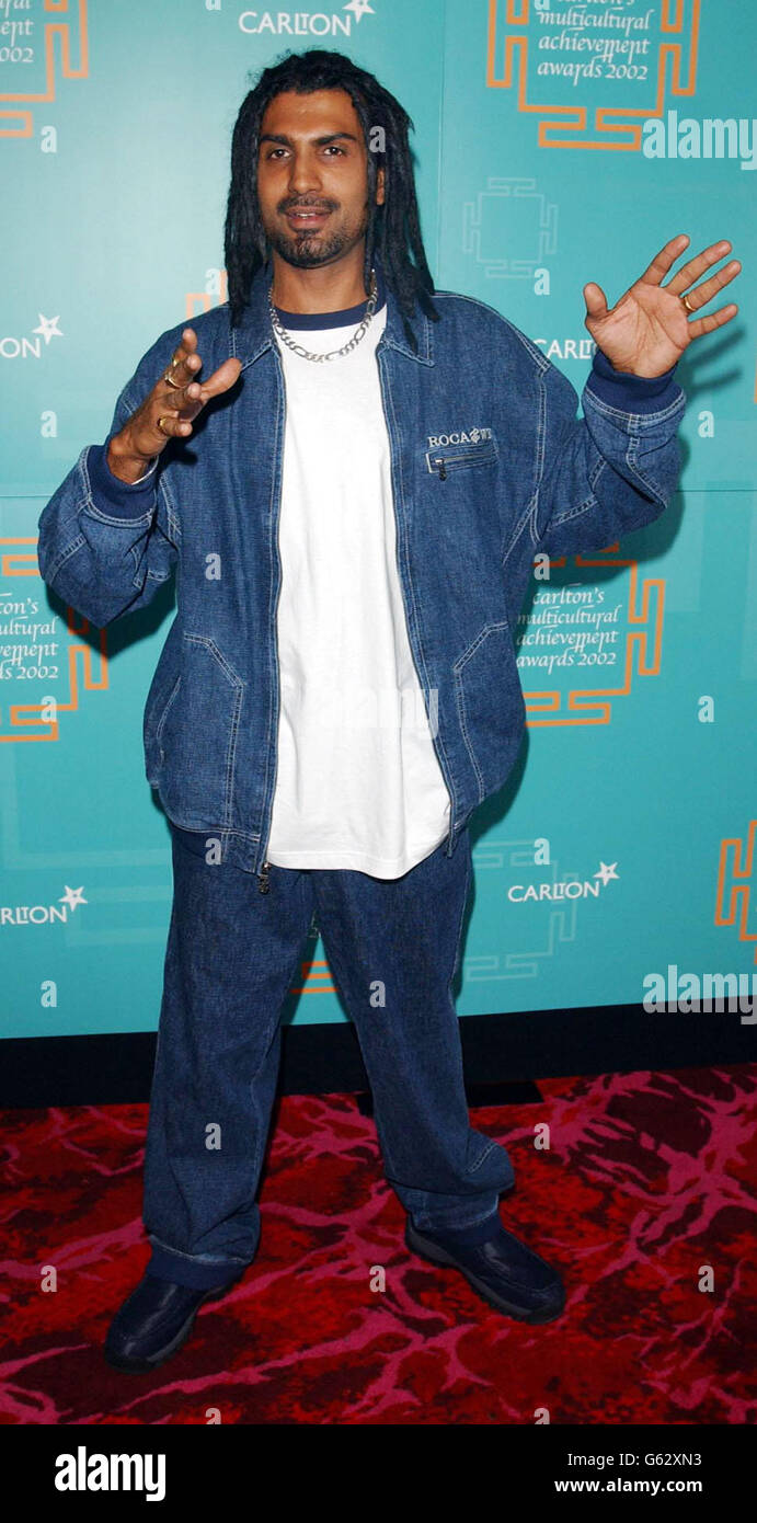 Apache Indian kommt für Carlton's multikulturelle Achievement Awards 2002 im Ocean in East London. Moderiert von TV-Moderator Juni Sarpong die Auszeichnungen ehren die Personen, die die aufstrebenden Stars ihrer Generation sind. Stockfoto