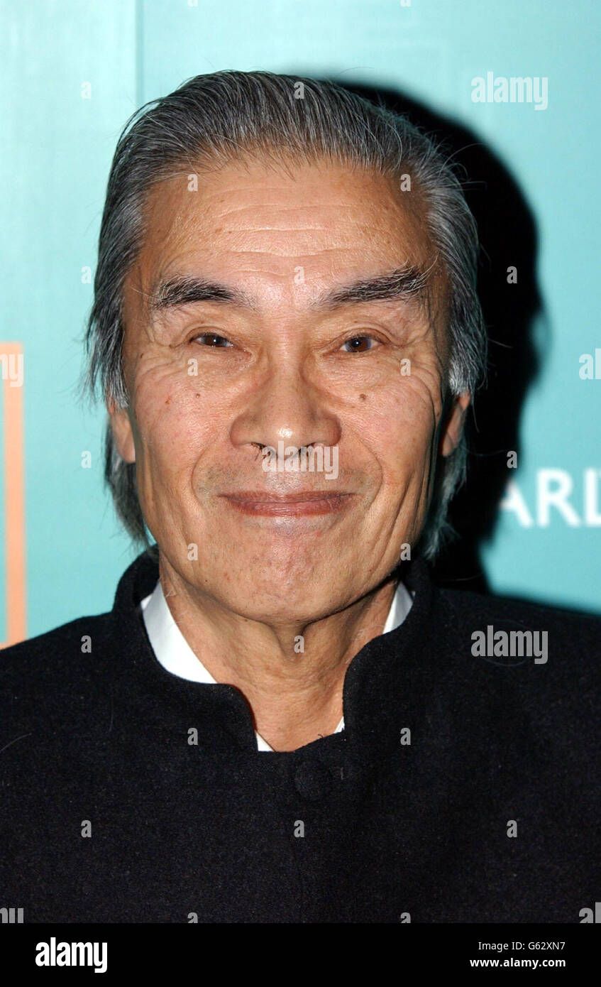Actpor Burt Kwouk kommt für Carlton's multikulturelle Achievement Awards 2002 im Ocean im Osten Londons an. Moderiert von TV-Moderator Juni Sarpong die Auszeichnungen ehren die Personen, die die aufstrebenden Stars ihrer Generation sind. Stockfoto