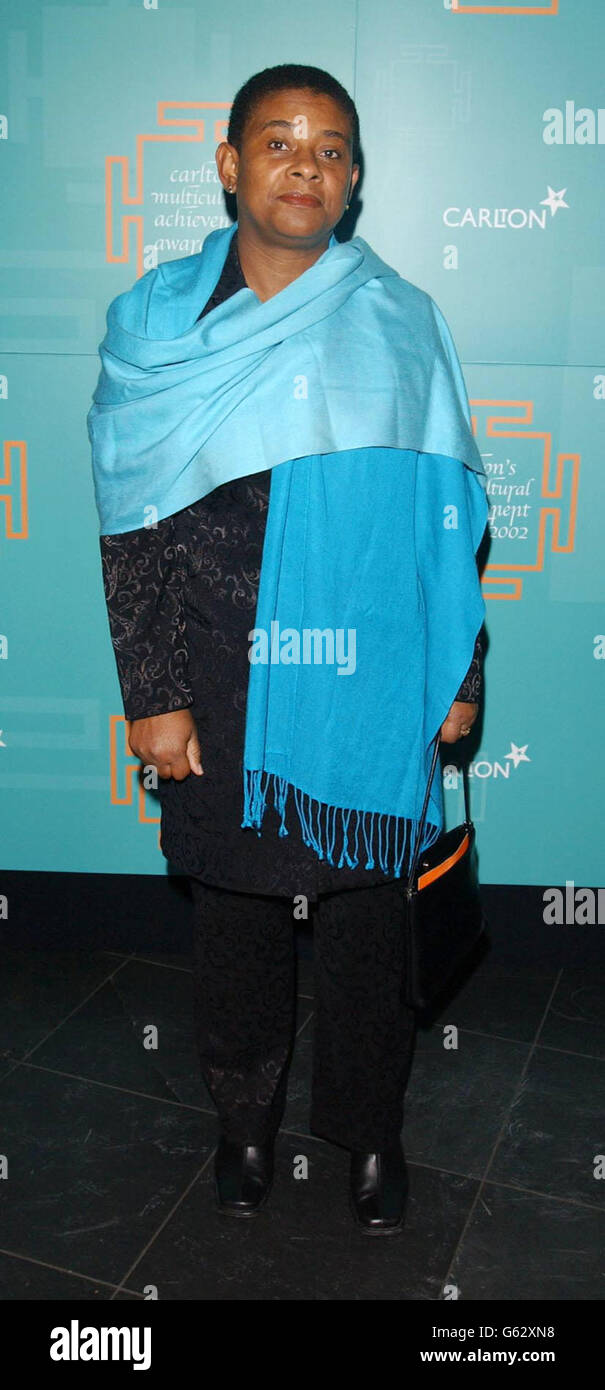 Doreen Lawrence kommt für Carlton's multikulturelle Achievement Awards 2002 im Ocean im Osten Londons an. Moderiert von TV-Moderator Juni Sarpong die Auszeichnungen ehren die Personen, die die aufstrebenden Stars ihrer Generation sind. Stockfoto