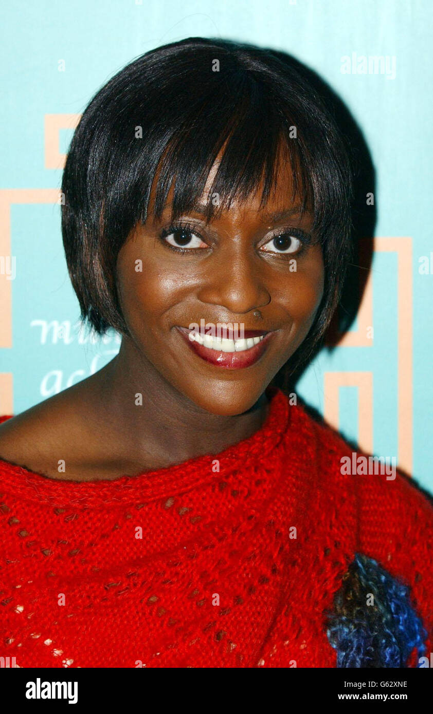 TV-Moderatorin Brenda Emanus kommt zu Carlton's multikulturellen Achievement Awards 2002 im Ocean im Osten Londons. Moderiert von TV-Moderator Juni Sarpong die Auszeichnungen ehren die Personen, die die aufstrebenden Stars ihrer Generation sind. Stockfoto