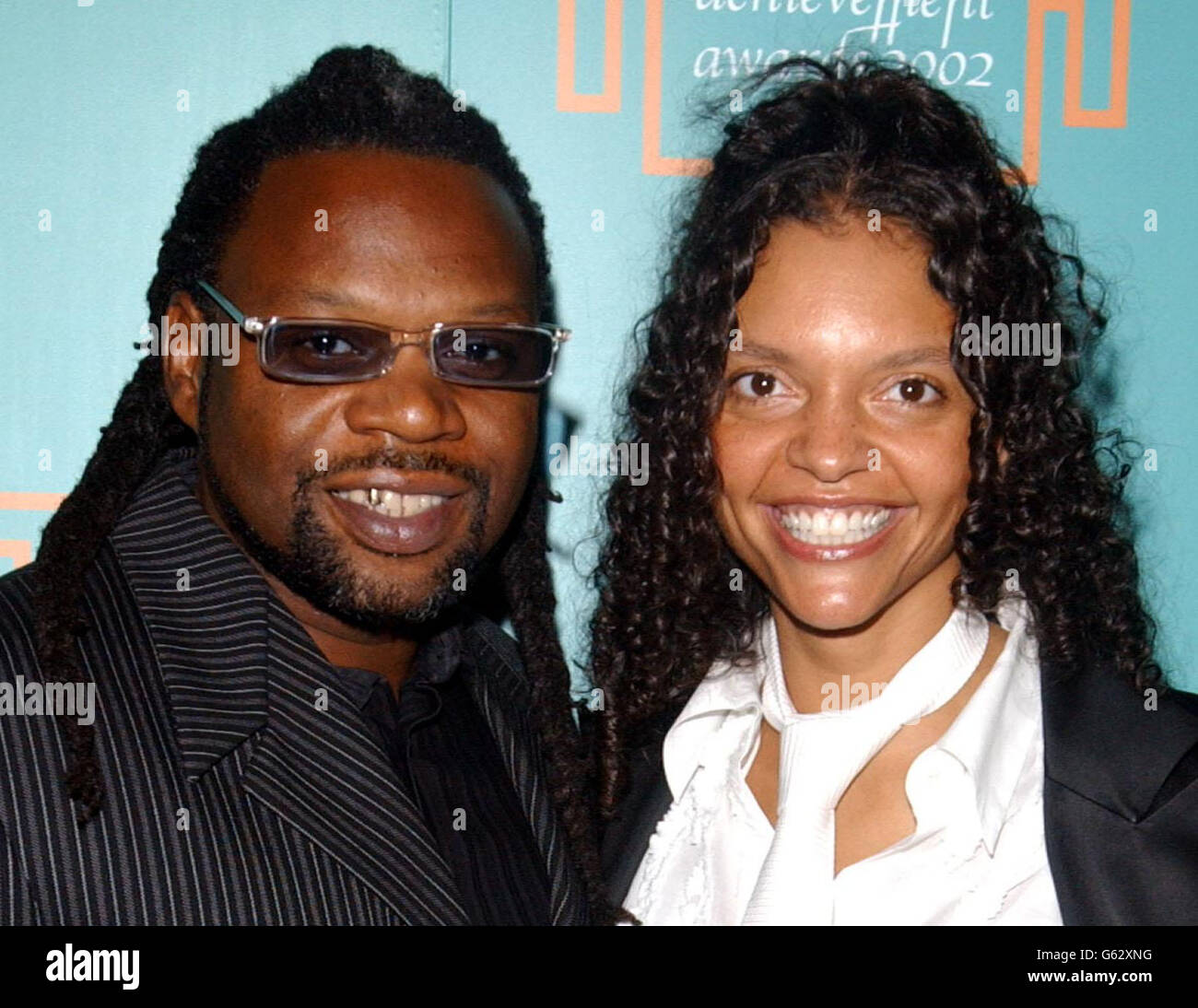Der Musiker Jazzy B und seine Frau Efua kommen für Carlton's multikulturelle Leistung Awards 2002 im Ocean im Osten Londons an. Moderiert von TV-Moderator June Sarpong werden die Personen geehrt, die die aufsteigenden Stars ihrer Generation sind. Stockfoto