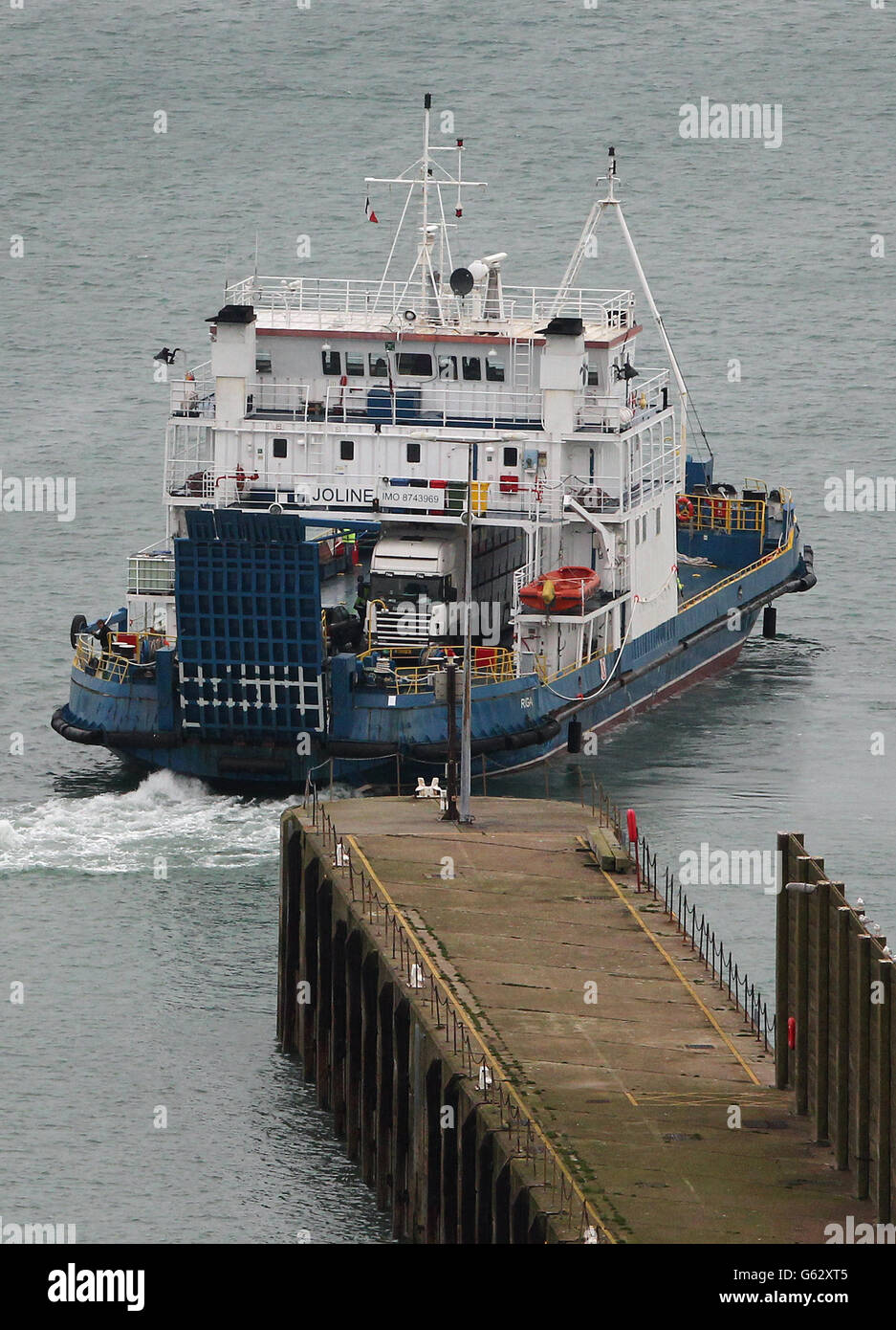 Exportschiff die MV Joline trägt einen Viehtransporter, wenn sie den Hafen von Dover, Kent, verlässt und nach Calais, Frankreich, fährt, während die Lebendtierexporte im Hafen wieder aufgenommen werden. Stockfoto