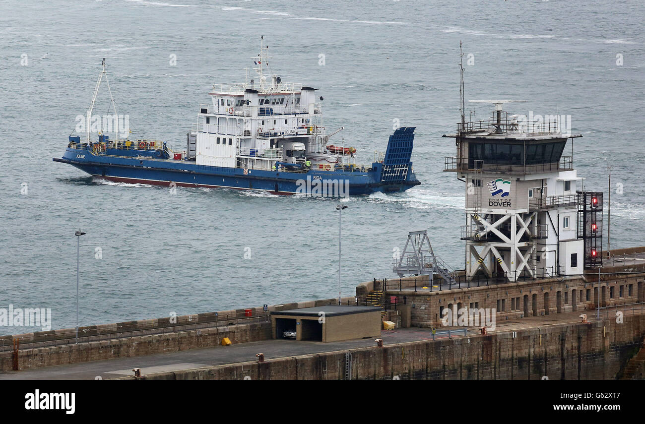 Exportschiff die MV Joline trägt einen Viehtransporter, wenn sie den Hafen von Dover, Kent, verlässt und nach Calais, Frankreich, fährt, während die Lebendtierexporte im Hafen wieder aufgenommen werden. Stockfoto