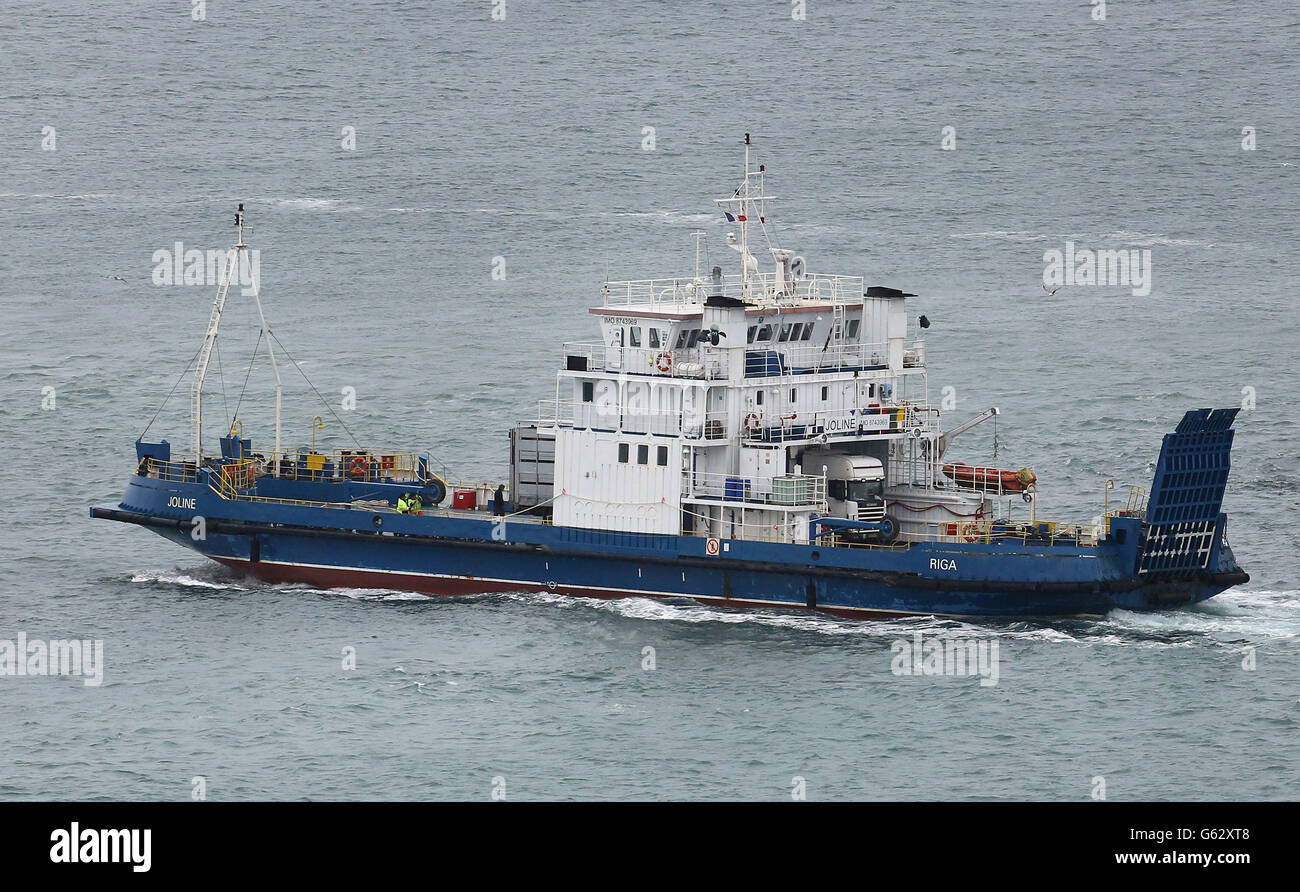 Exportschiff die MV Joline trägt einen Viehtransporter, wenn sie den Hafen von Dover, Kent, verlässt und nach Calais, Frankreich, fährt, während die Lebendtierexporte im Hafen wieder aufgenommen werden. Stockfoto